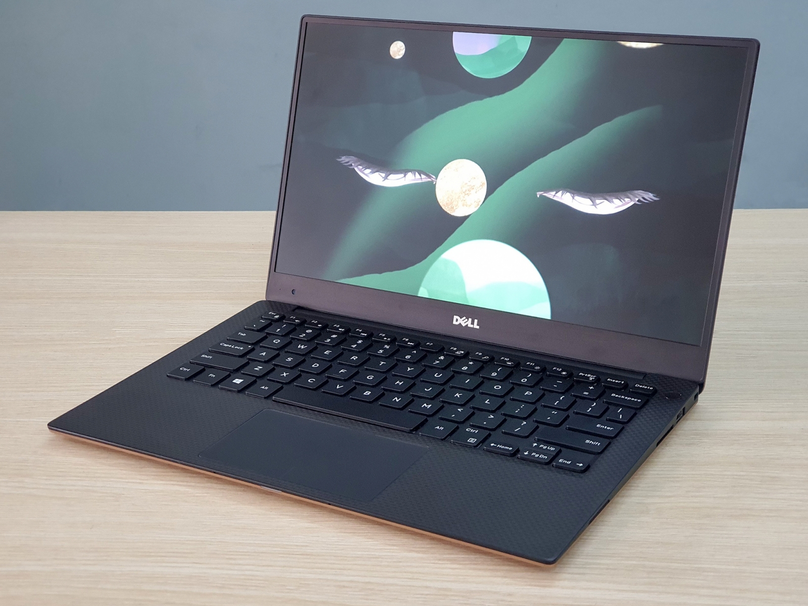Hình ảnh laptop xách tay dell xps 13 9350 mỏng nhẹ mạnh mẽ và đẳng cấp